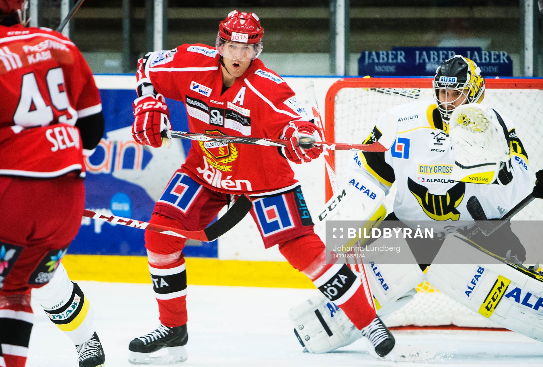 Almtunas Emil Lundberg plockar ner pucken framför