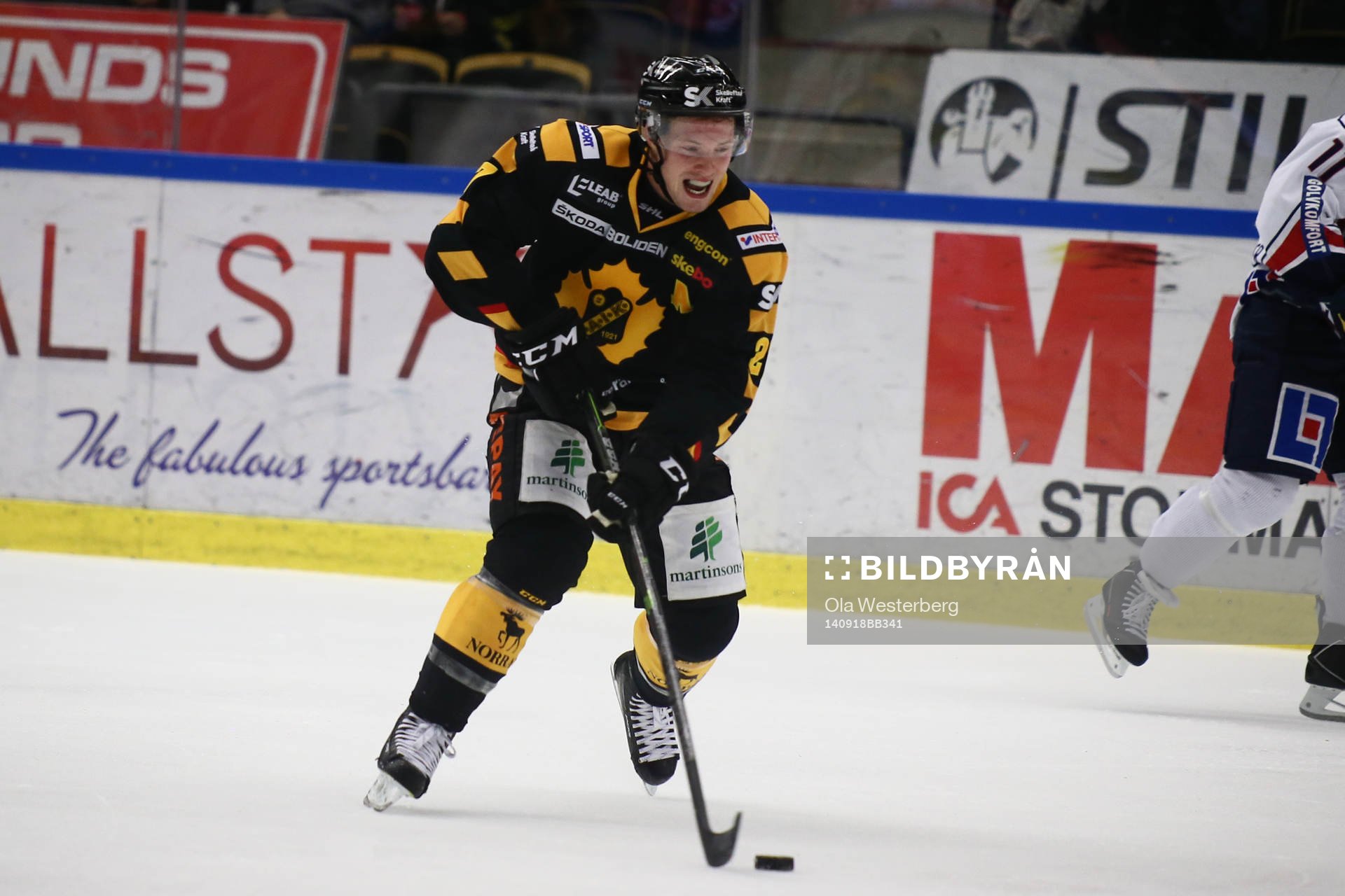 Skellefteås Martin Lundberg med puck