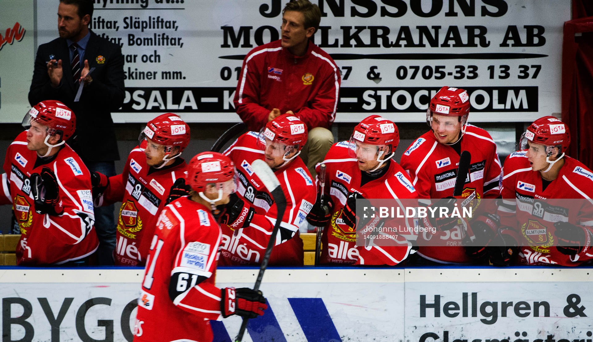Almtunas Martin Janholts jublar med sina lagkamrater