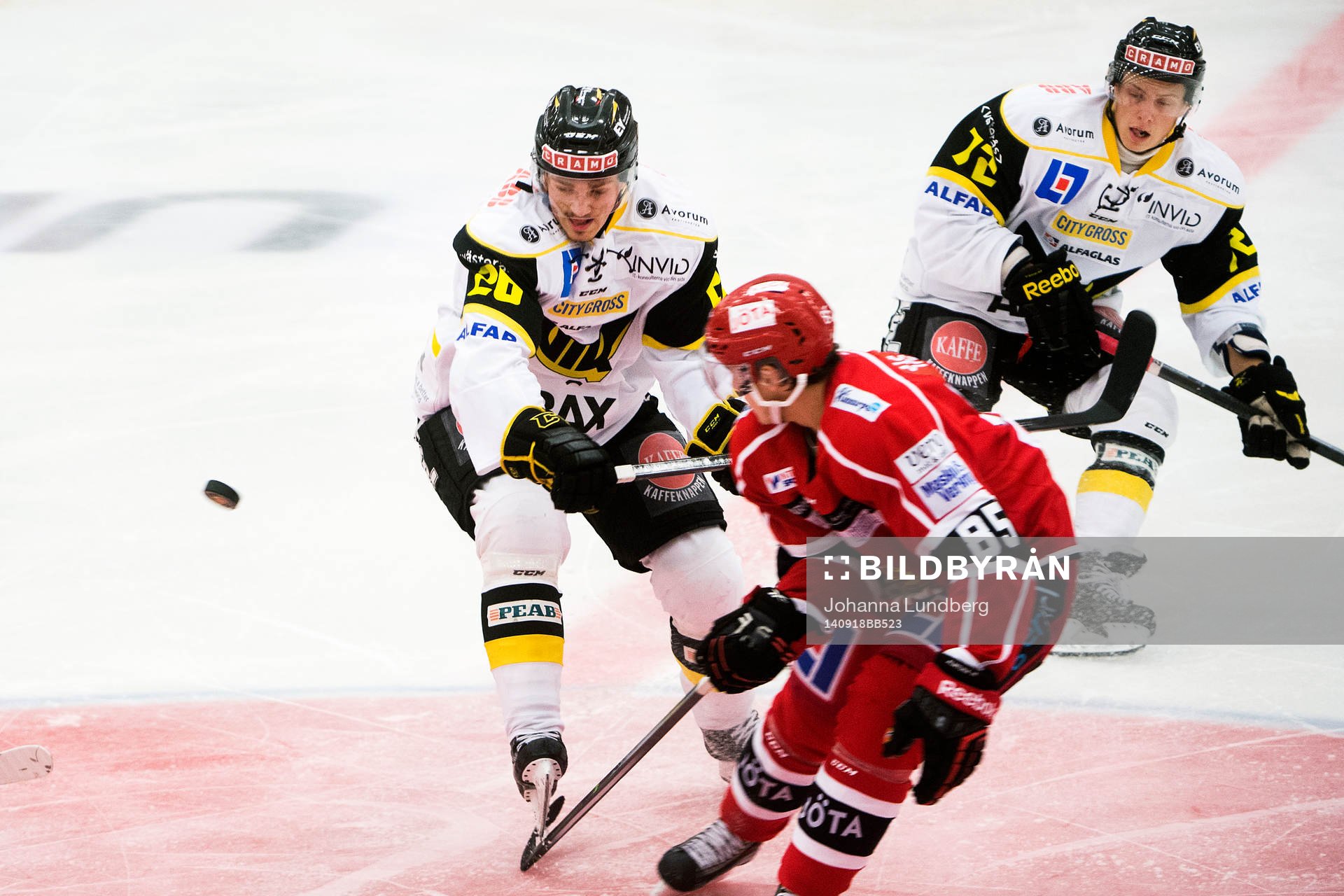 Västerås Hampus Larsson och Almtunas Michael Haga i kamp