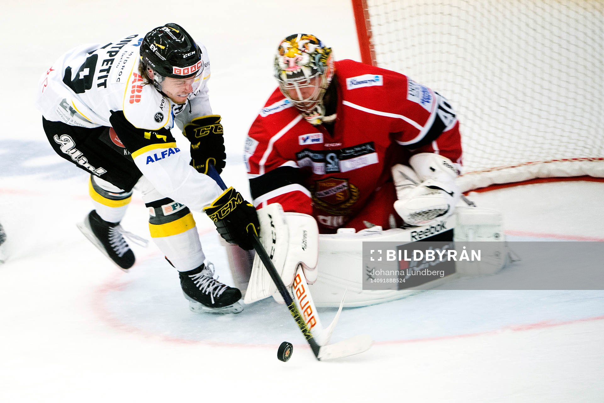 Västerås Brock Montpetit försöker få in pucken bakom