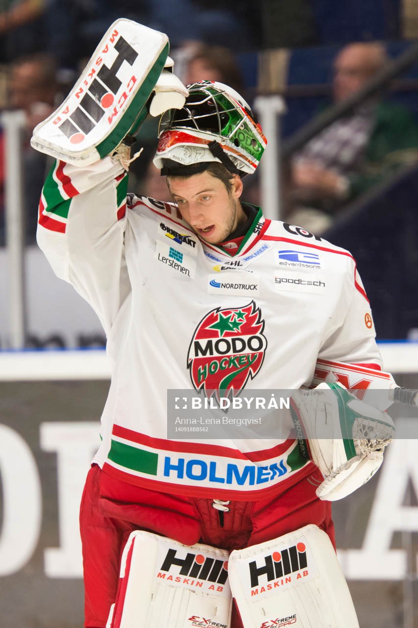 Modos målvakt Adam Reideborn med mask i pannan