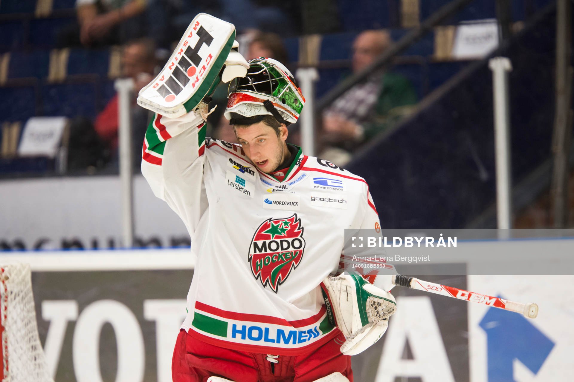 Modos målvakt Adam Reideborn med mask i pannan