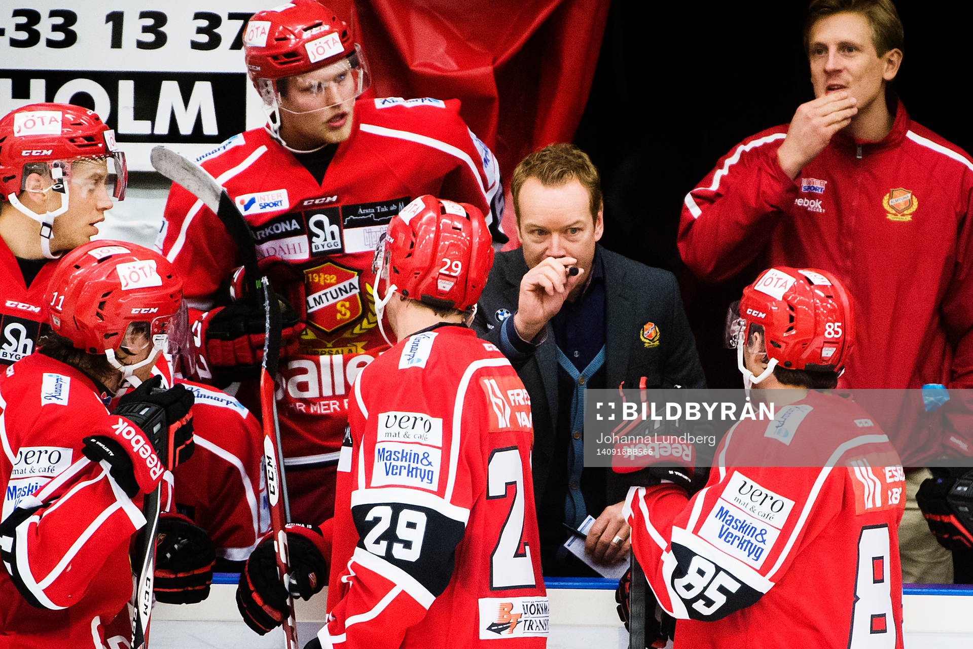 Almtunas tränare Niklas Eriksson instruerar