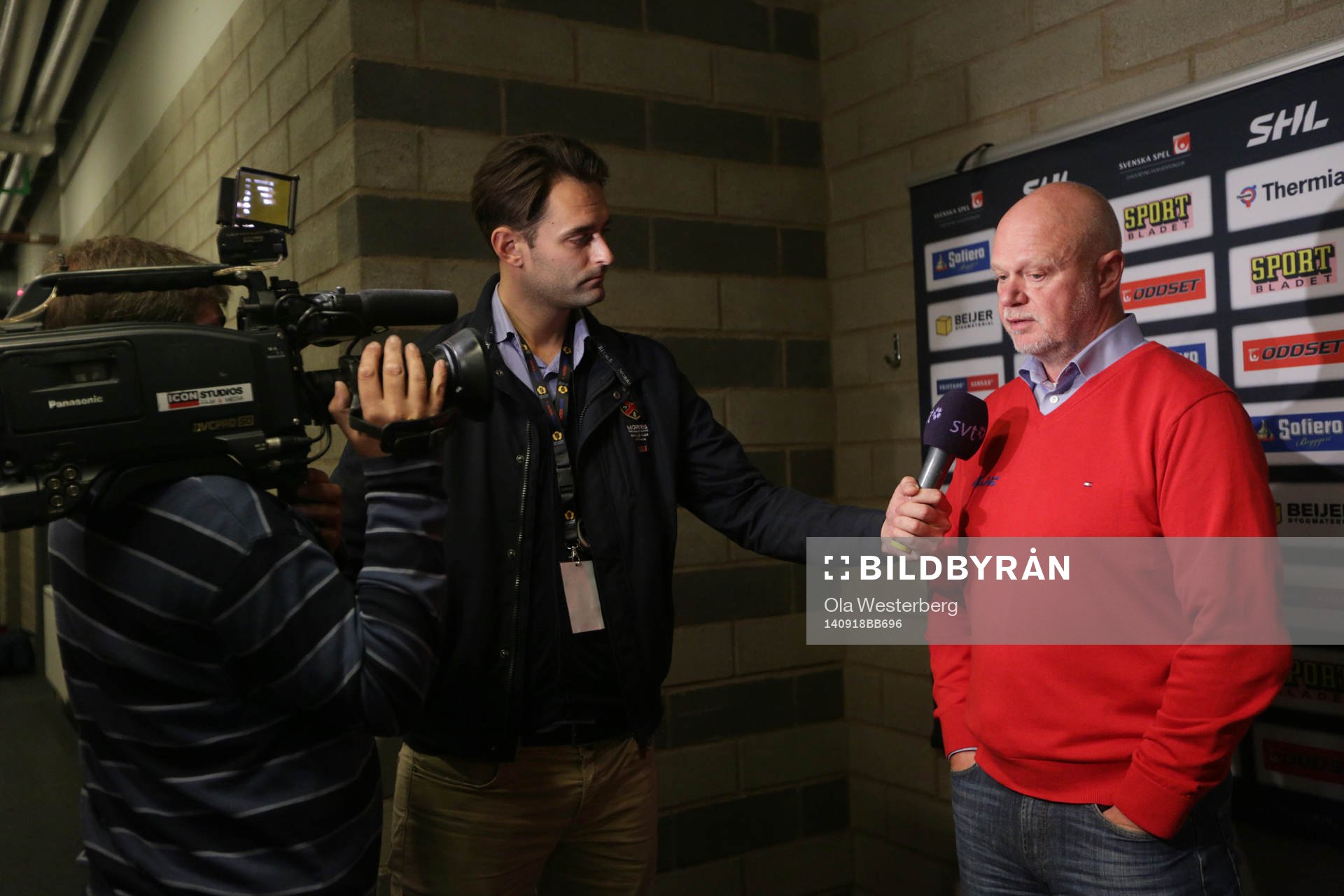 s tränare Roger Melin blir intervjuad av tv