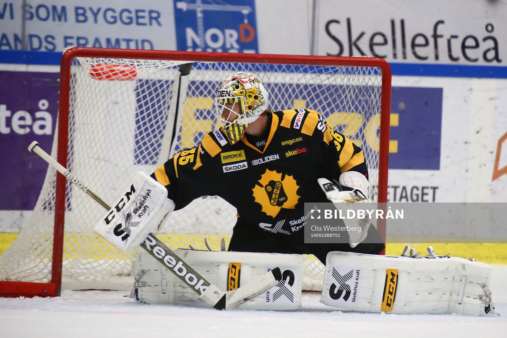 Skellefteås målvakt Markus Svensson räddar ett skott