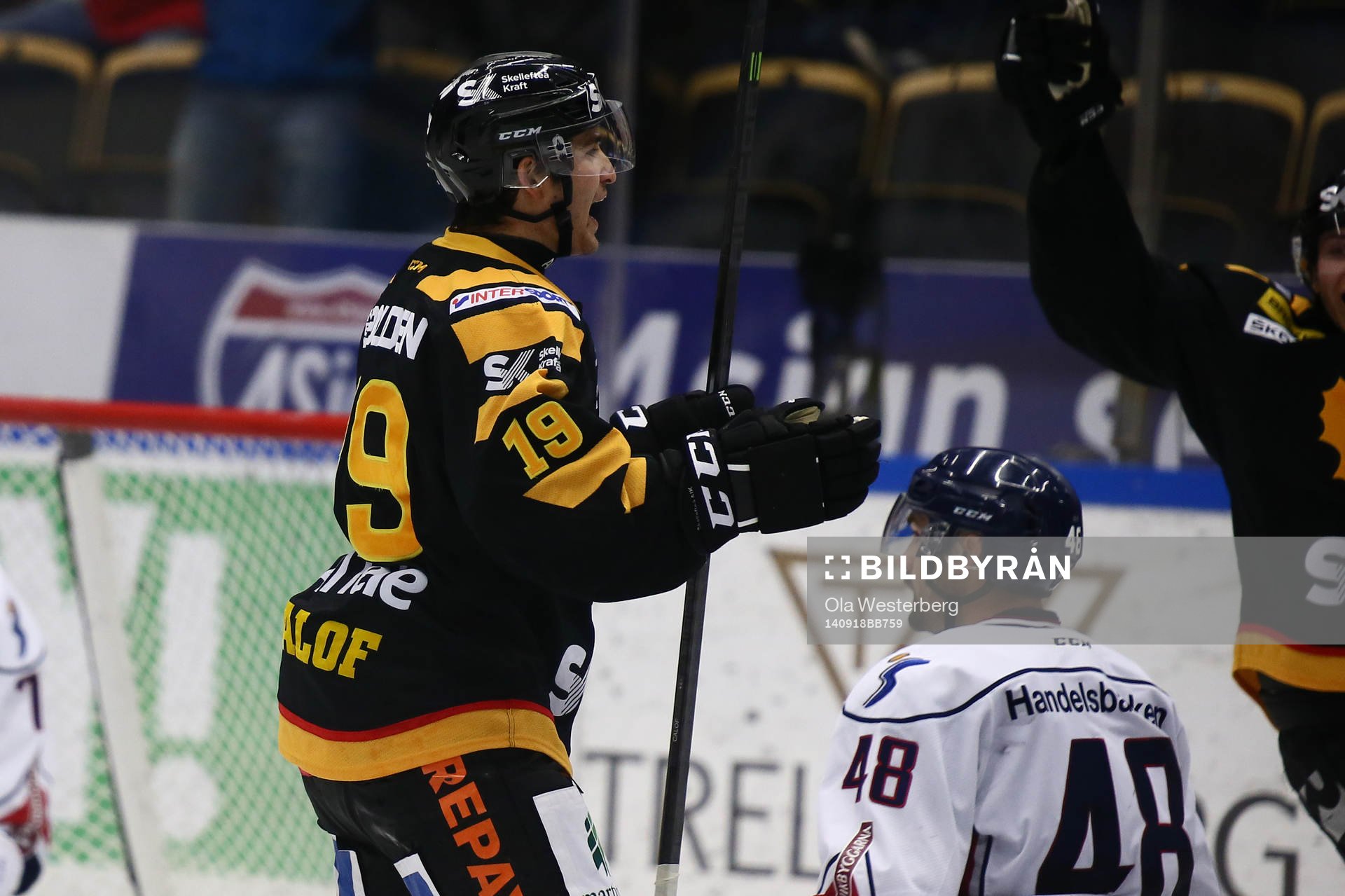 Skellefteås Andrew Calof jublar med Pär Lindholm