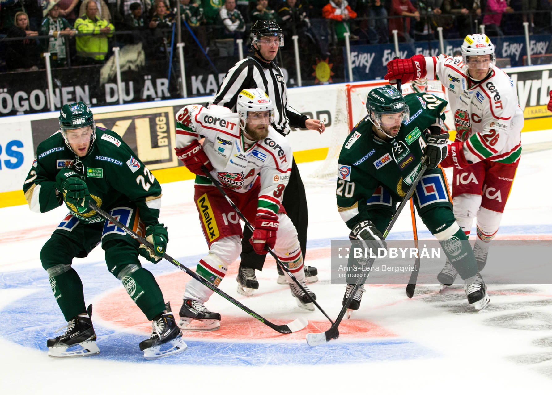 Färjestads Jakub Klepis och Modos  Samuel Påhlsson