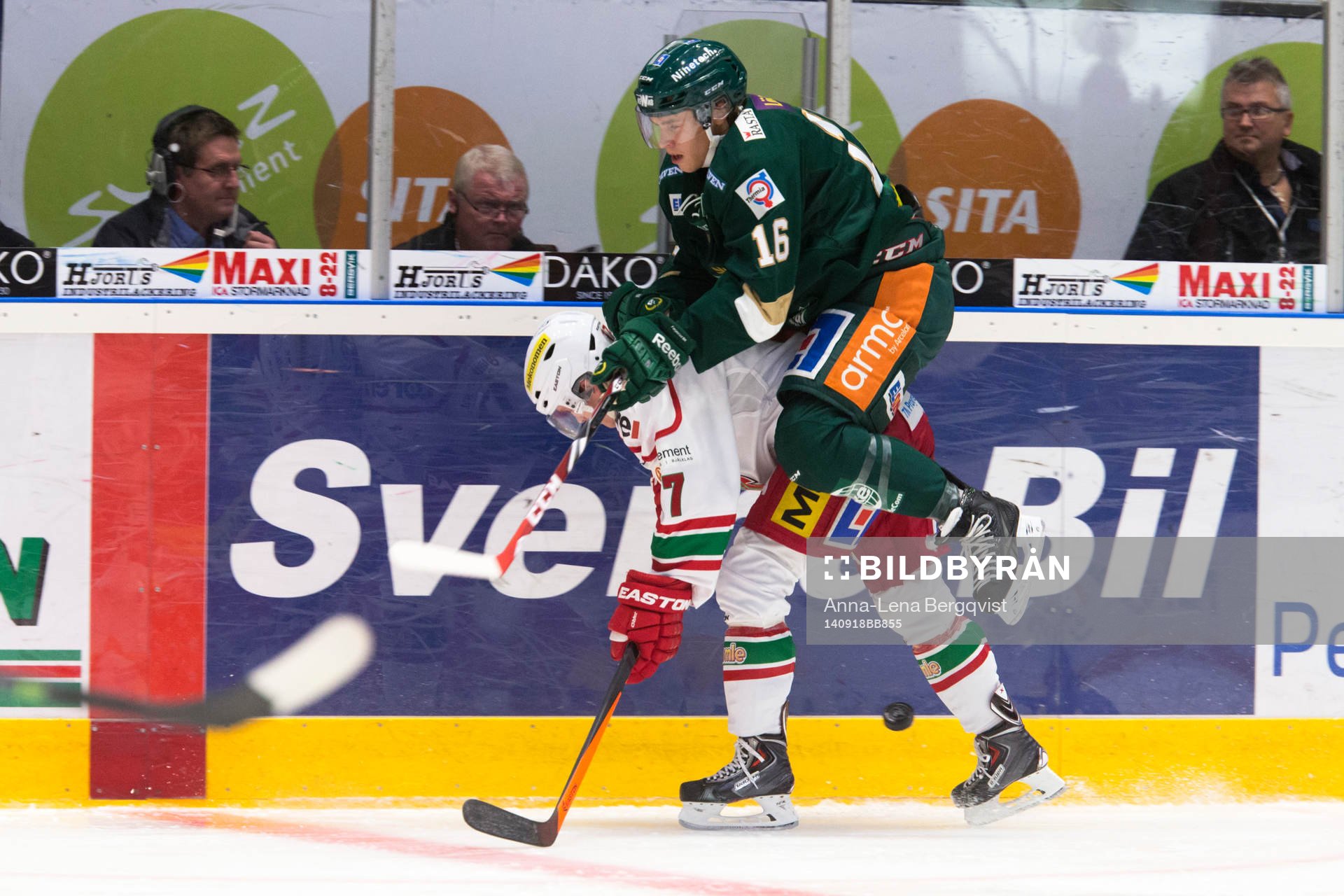 Modos Kyle Flanagan bjuder Färjestads Joakim Nygård på