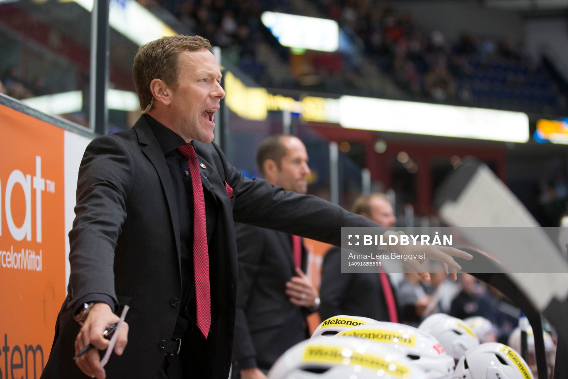 Modos assisterande tränare Jan-Axel Alavaara gestikulerar