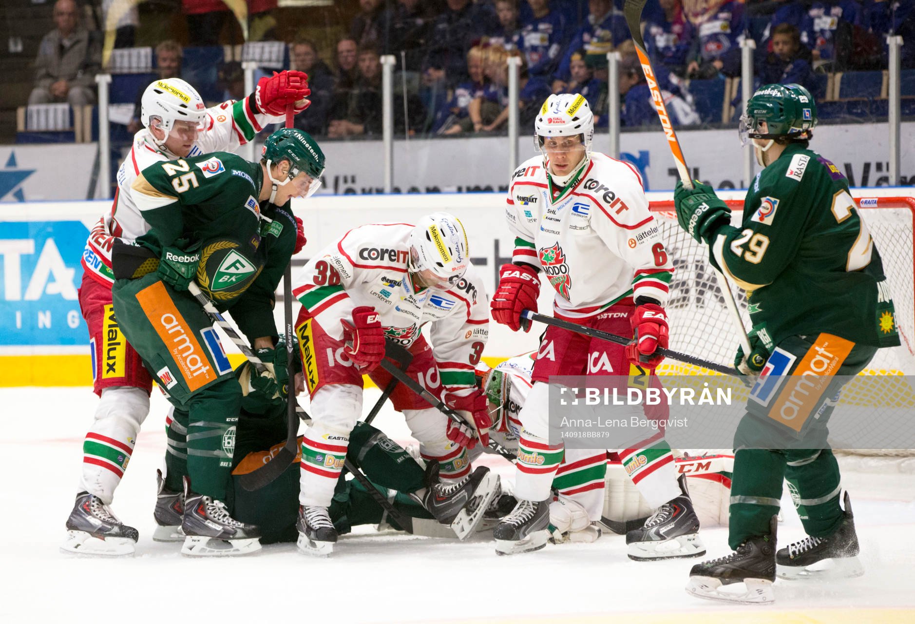 Färjestads Anton Hedman försöker att ta pucken framför