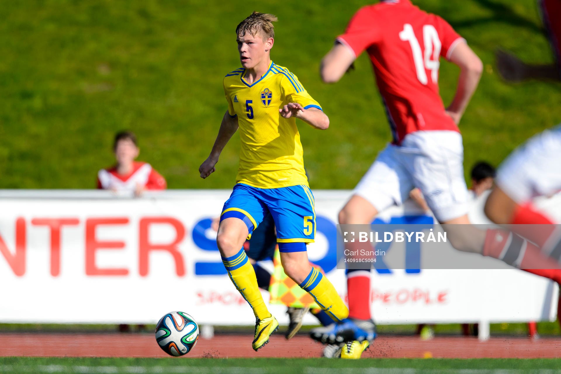 Sveriges Hugo Andersson under fotbollsmatchen för P15 mellan Sverige och Norge den 18 september 2014 i Kungälv .
