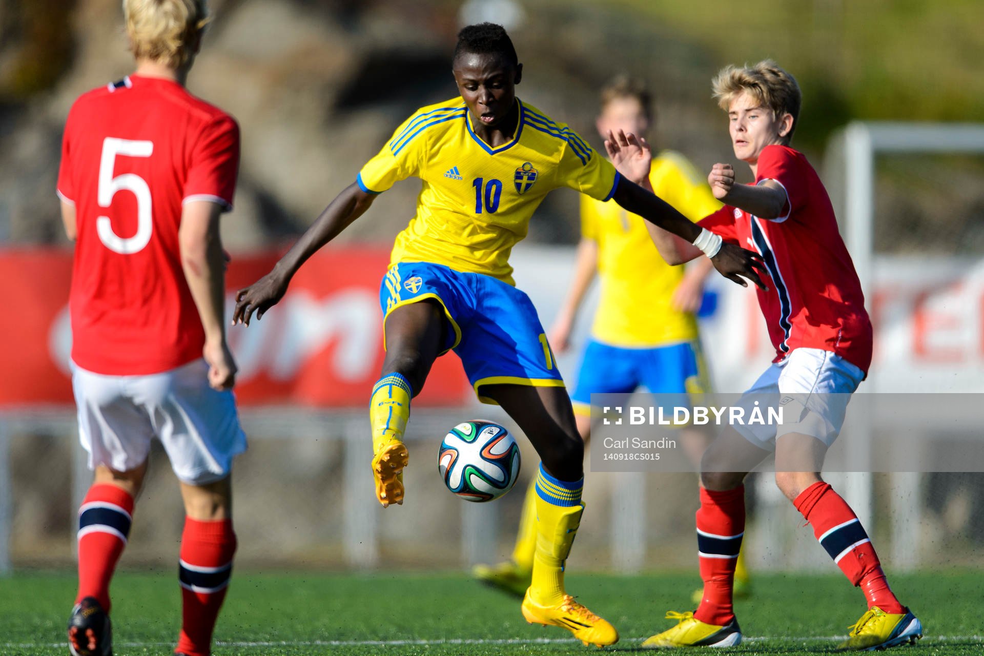 Sveriges Arnold Ehn i närkamp med Norges Martin Antonsen under fotbollsmatchen för P15 mellan Sverige och Norge den 18 september 2014 i Kungälv .