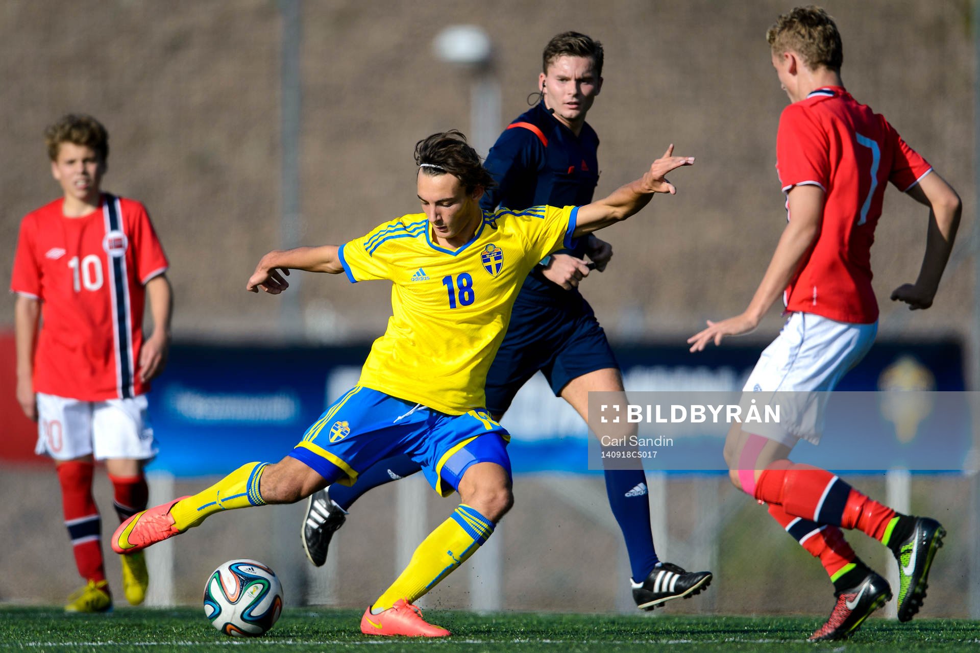 Sveriges Sead Haksabanovic under fotbollsmatchen för P15 mellan Sverige och Norge den 18 september 2014 i Kungälv .
