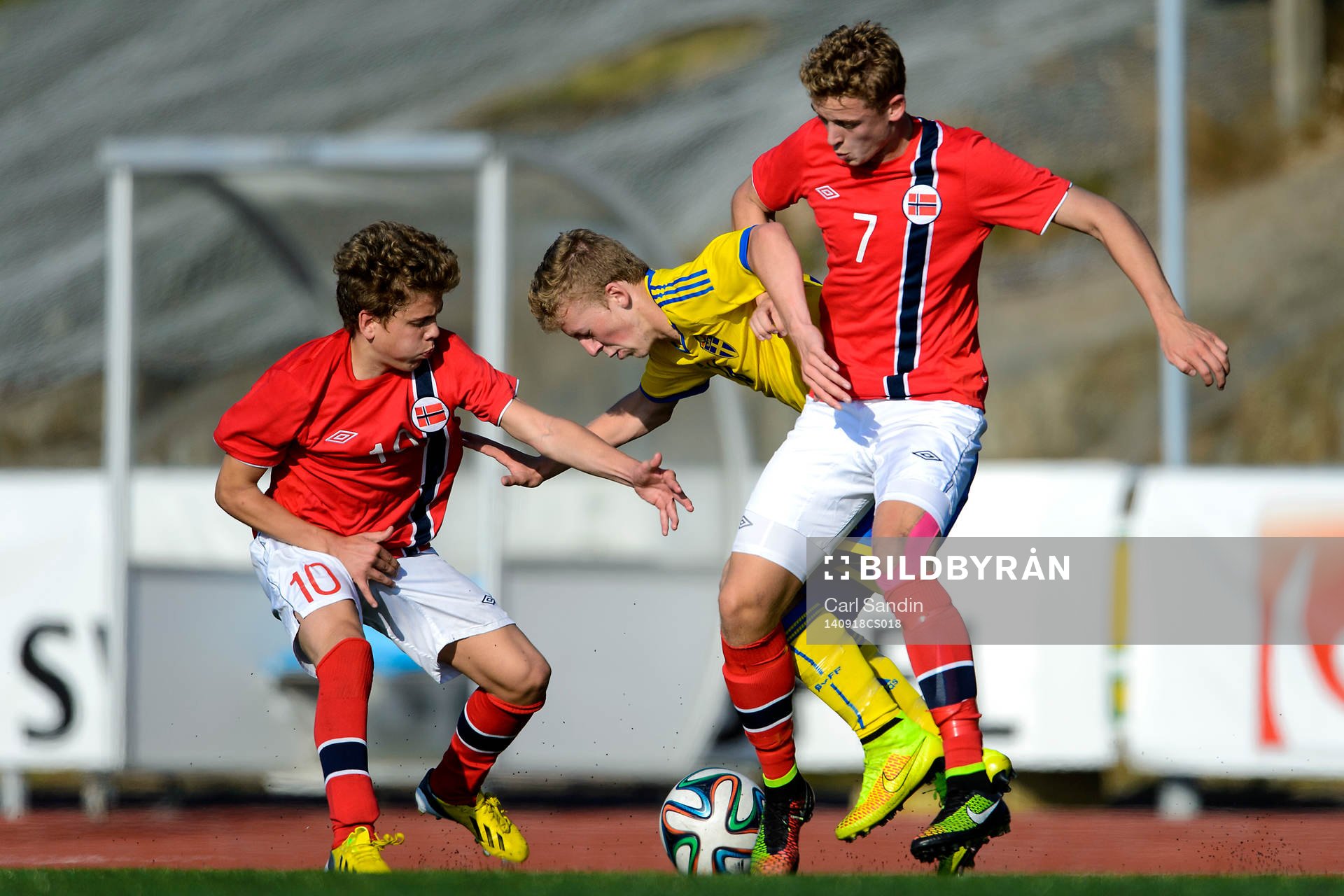 Sveriges Teddy Bergqvist (m) i närkamp med +Norges Tobias Hammer Svendsen och Sjur Lothe under fotbollsmatchen för P15 mellan Sverige och Norge den 18 september 2014 i Kungälv .