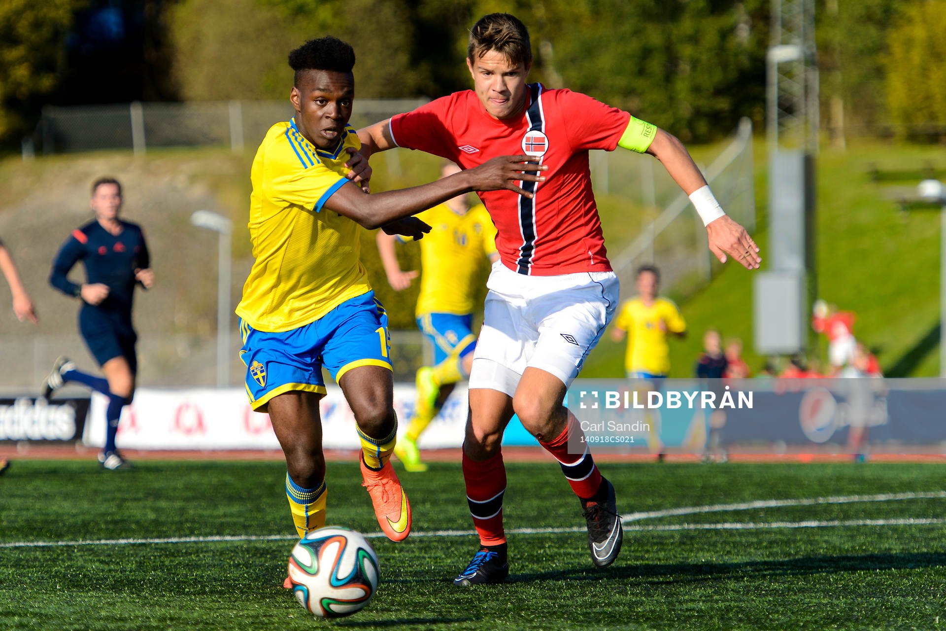 Sveriges Joel Asoro i närkamp med Norges Tord Johnsen Salte under fotbollsmatchen för P15 mellan Sverige och Norge den 18 september 2014 i Kungälv .