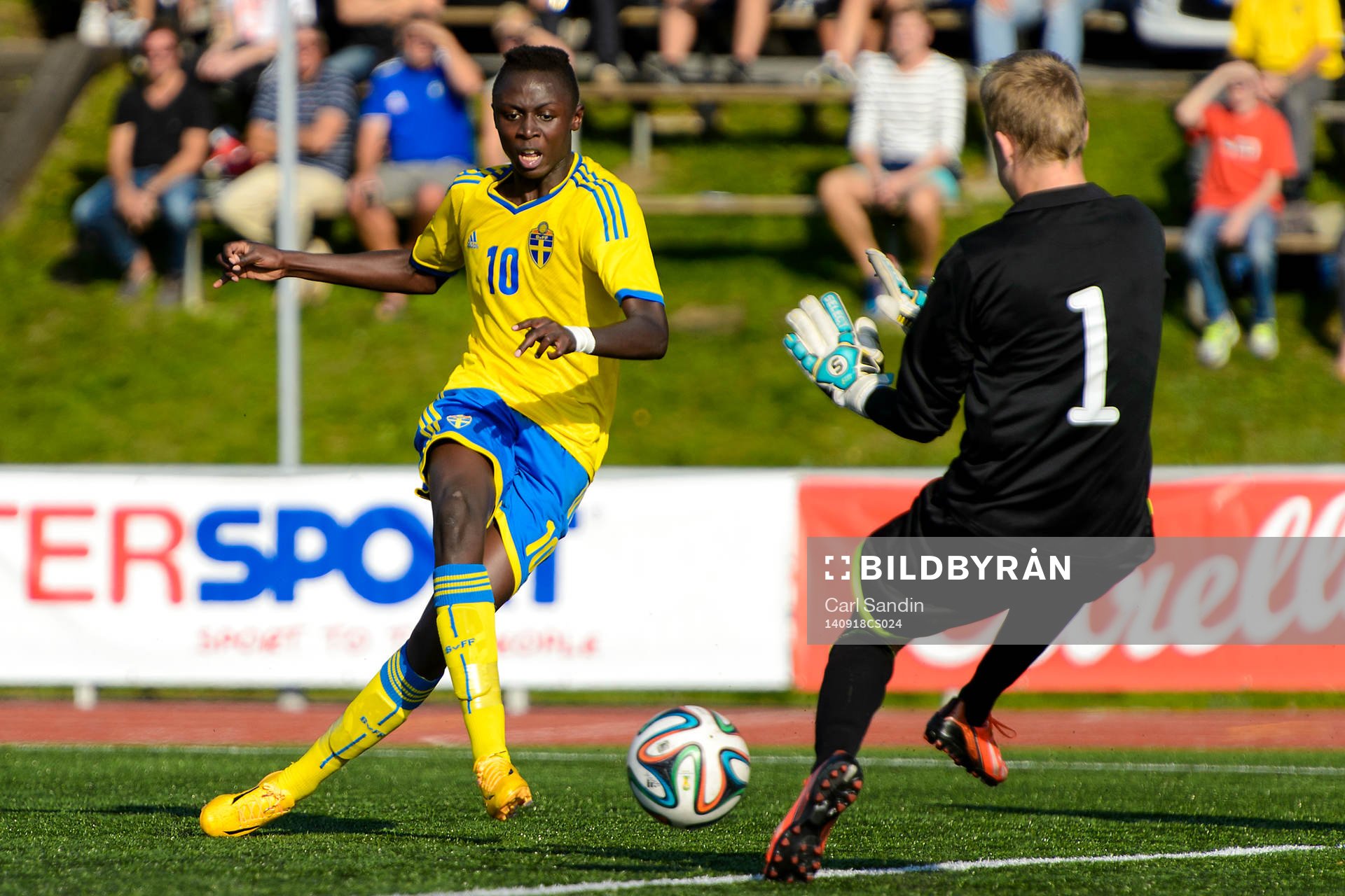 Sveriges Arnold Ehn under fotbollsmatchen för P15 mellan Sverige och Norge den 18 september 2014 i Kungälv .