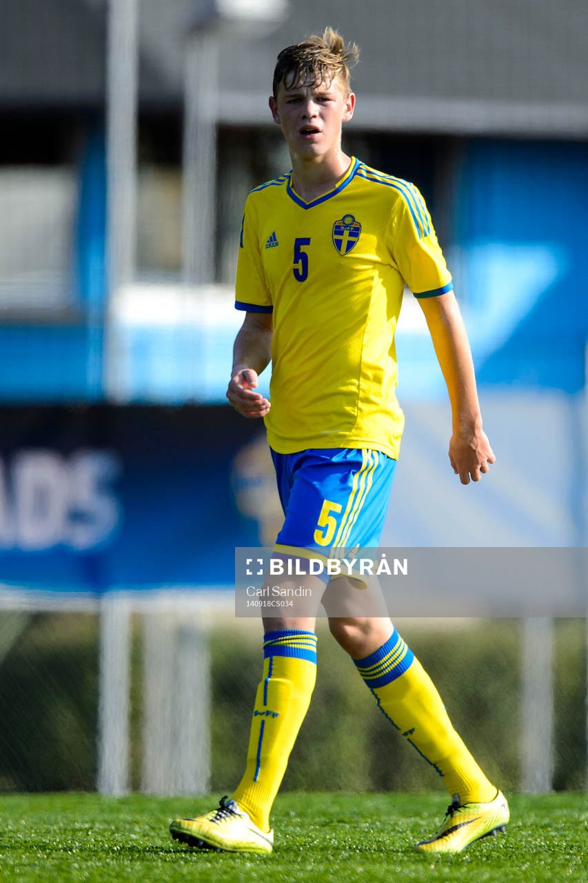 Sveriges Hugo Andersson under fotbollsmatchen för P15 mellan Sverige och Norge den 18 september 2014 i Kungälv .