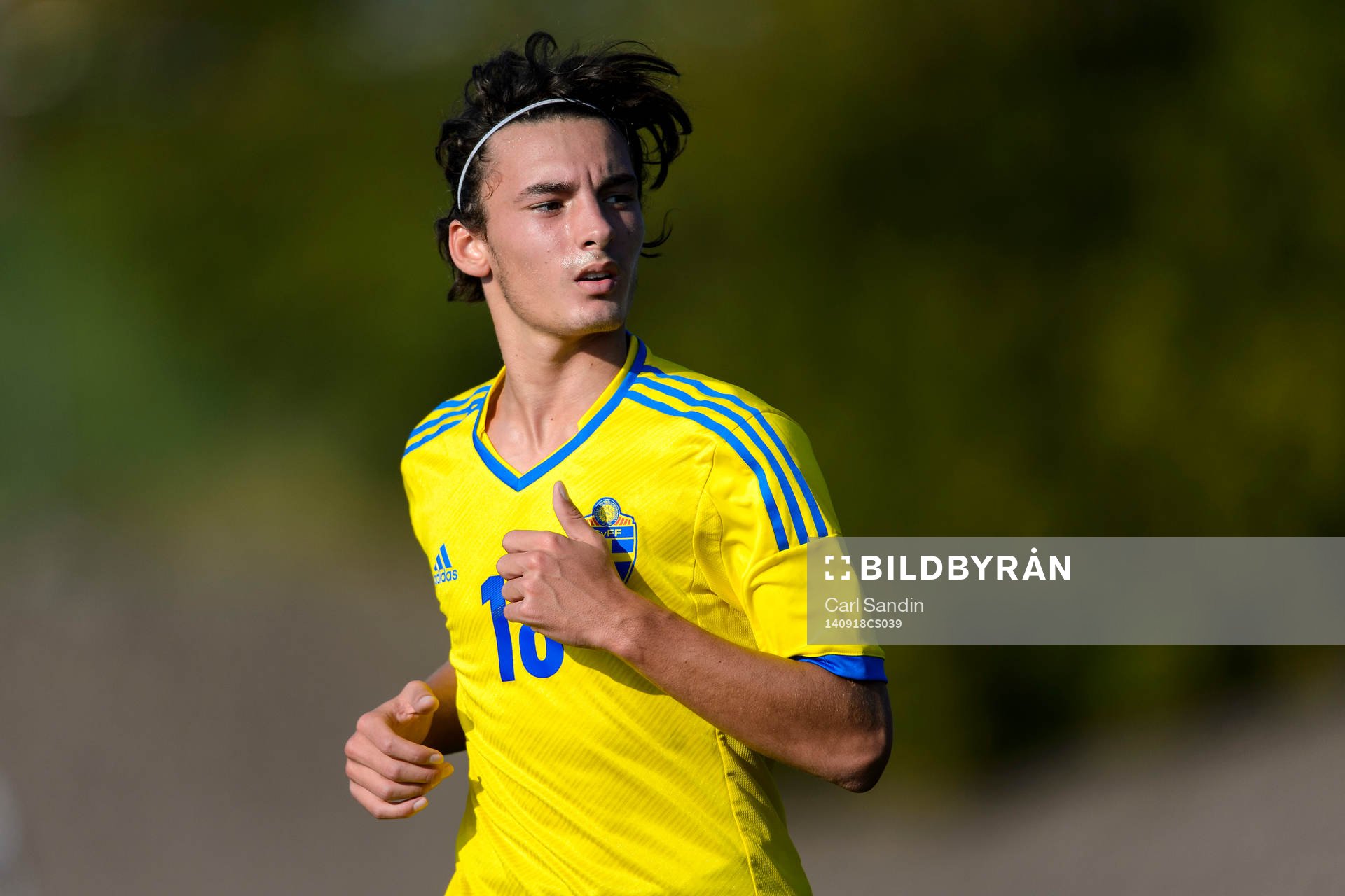 Sveriges Sead Haksabanovic under fotbollsmatchen för P15 mellan Sverige och Norge den 18 september 2014 i Kungälv .