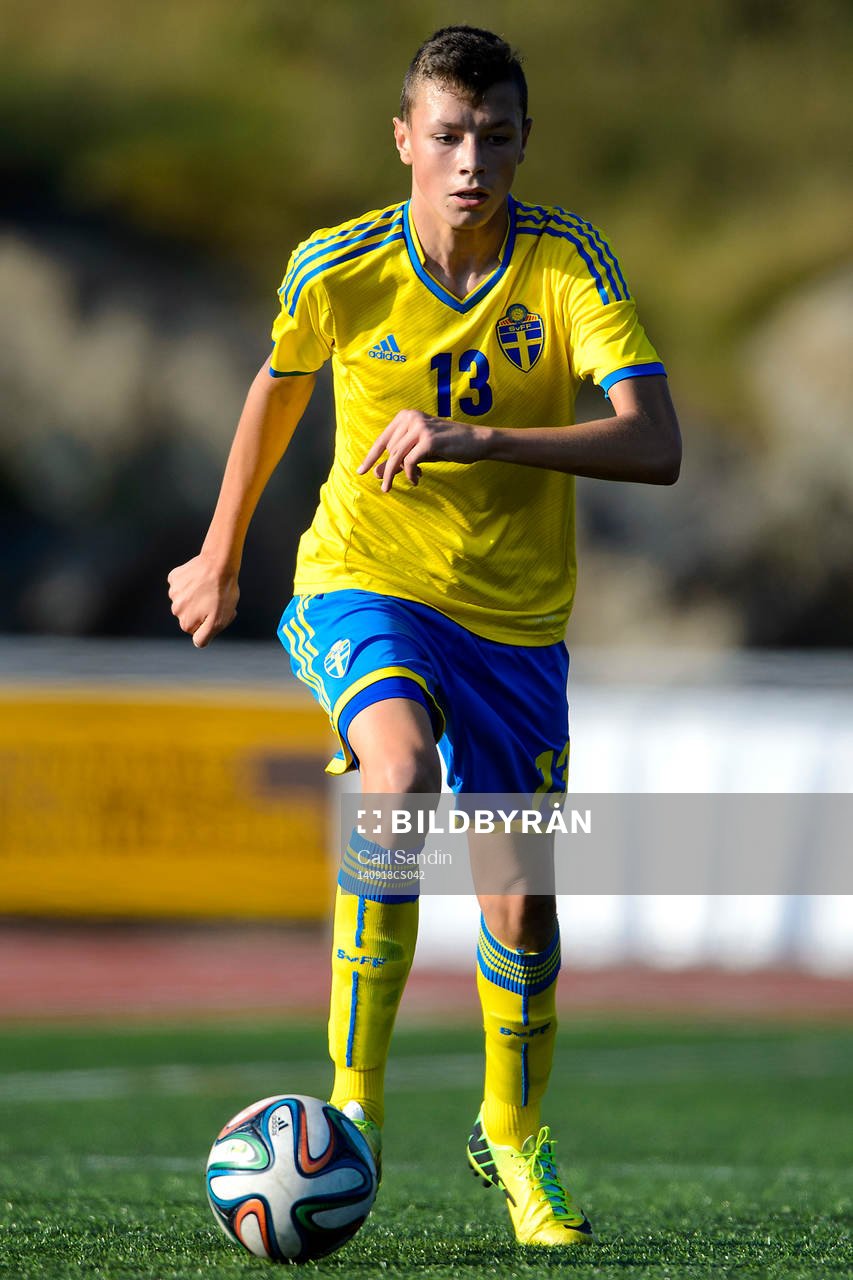 Sveriges Anel Ahmedhodzic under fotbollsmatchen för P15 mellan Sverige och Norge den 18 september 2014 i Kungälv .