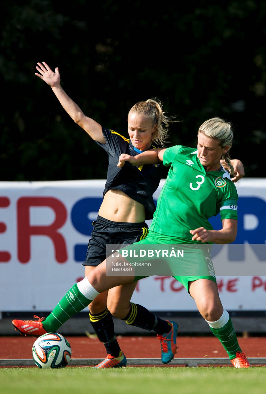 Sveriges Tove Almqvist och Irlands Savannah Mccarthy under fotbollsmatchen i EM-kvalet för F19 den 18 september 2014 i Staffanstorp.