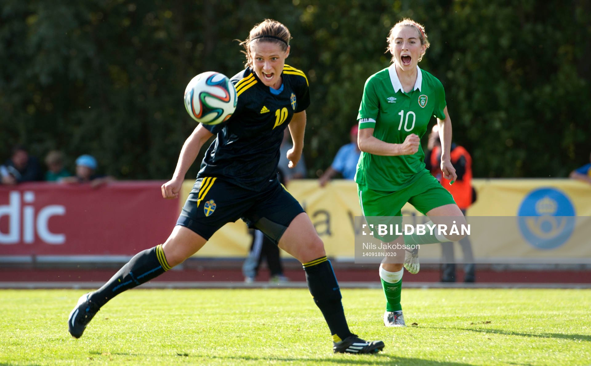 Sveriges Linda Hallin och Irlands Megan Connolly under fotbollsmatchen i EM-kvalet för F19 den 18 september 2014 i Staffanstorp.