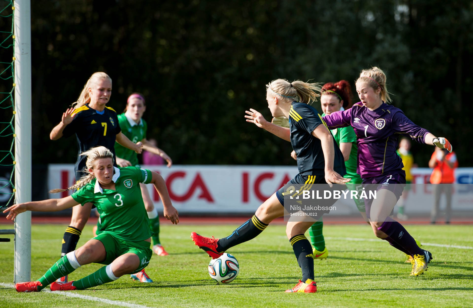 Irlands Savannah Mccarthy och målvakt Brooke Dunne