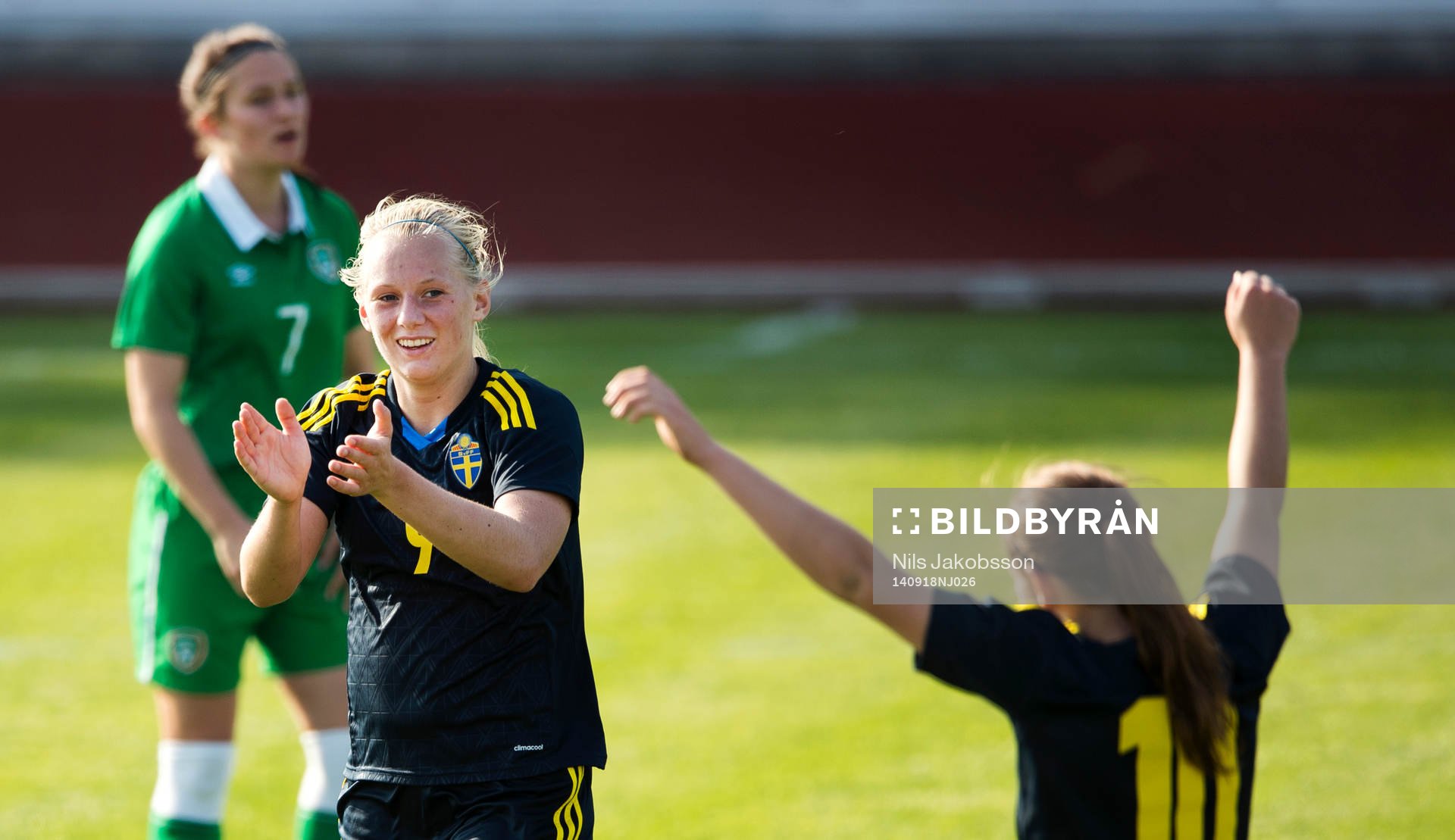 Sveriges Emma Stina Blackstenius  och Linda Hallin jublar