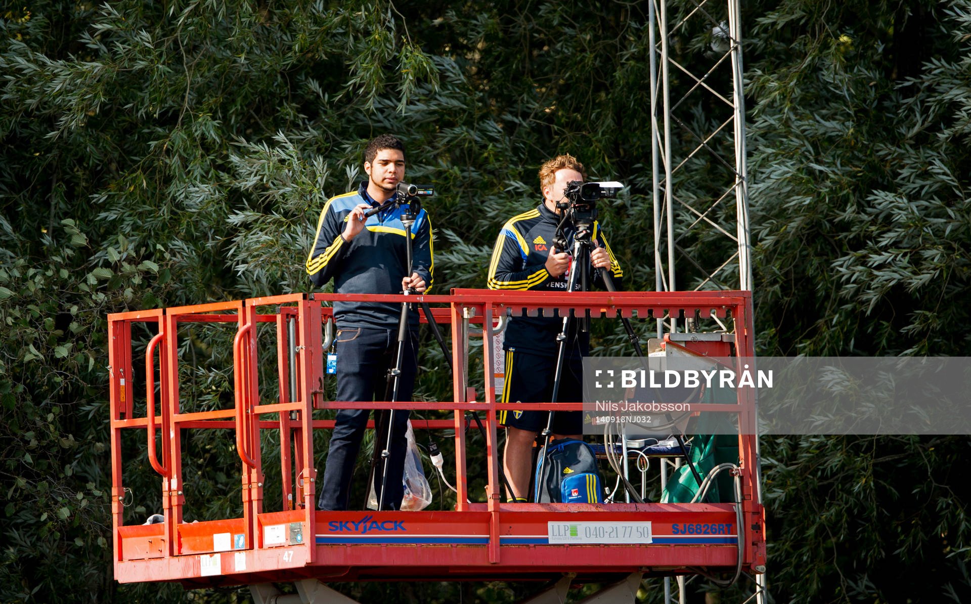 Hela matchen spelas in av två medarbetare till laget under fotbollsmatchen i EM-kvalet för F19 den 18 september 2014 i Staffanstorp.