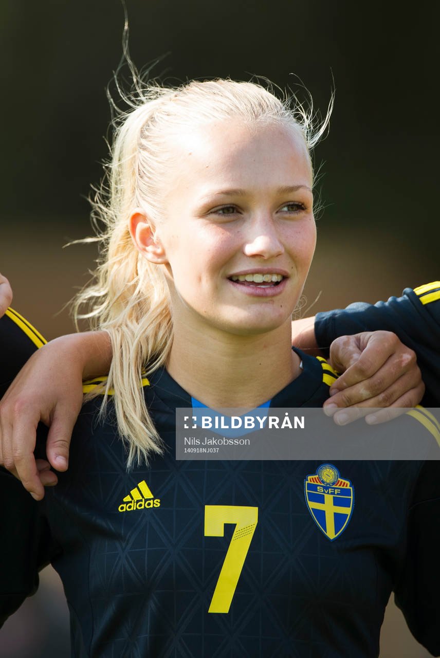 Sveriges Tove Almqvist under fotbollsmatchen i EM-kvalet för F19 den 18 september 2014 i Staffanstorp.