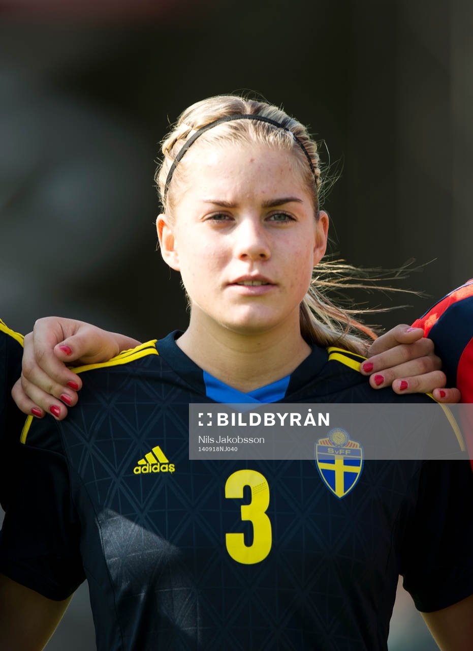 Sveriges Julia Anna Ekholm under fotbollsmatchen i EM-kvalet för F19 den 18 september 2014 i Staffanstorp.