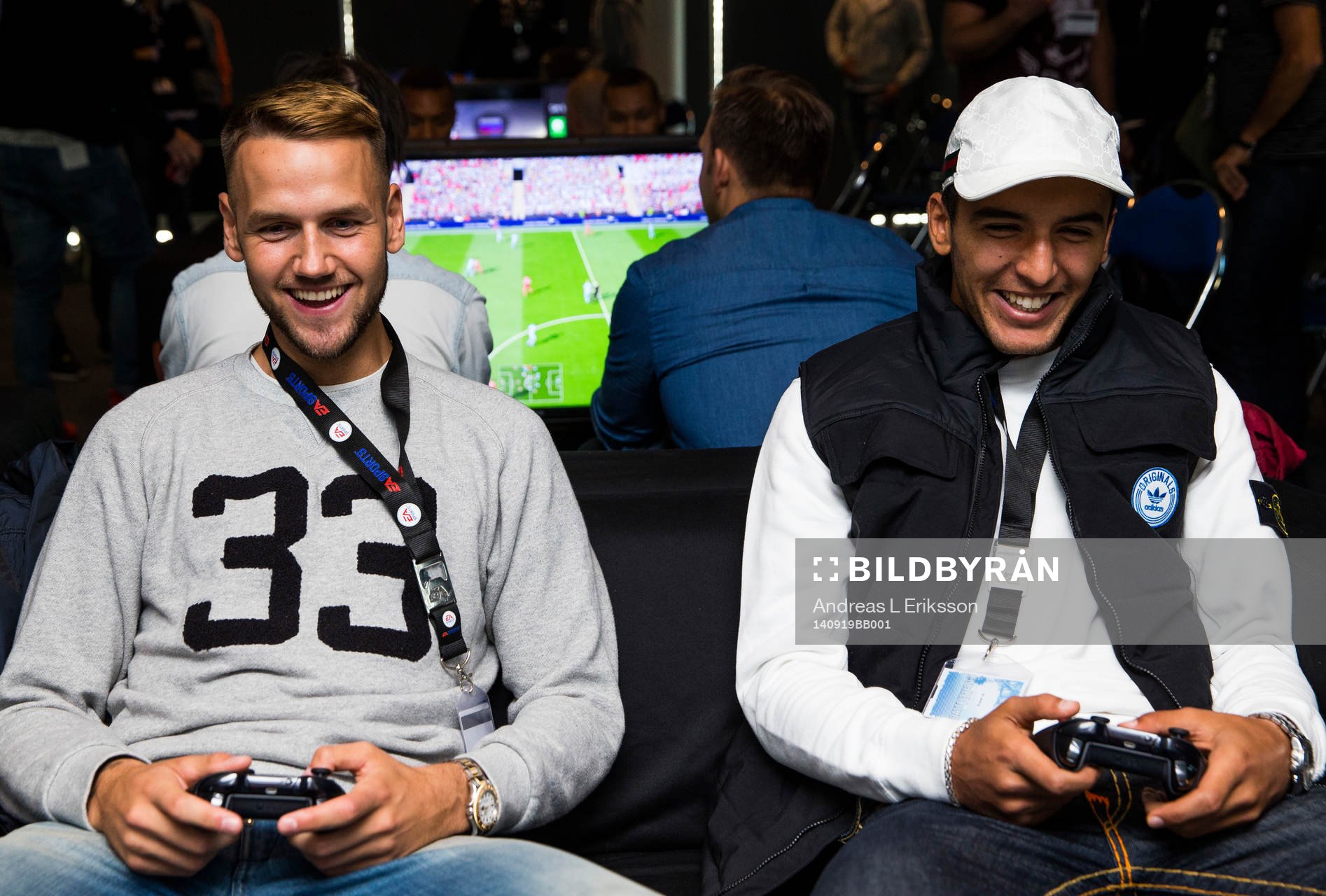 AIK:s Alexander Milosevic och Nabil Bahoui testspelar FIFA15 under pressträffen för E-Svenskan den 19 april 2014 i Stockholm. 