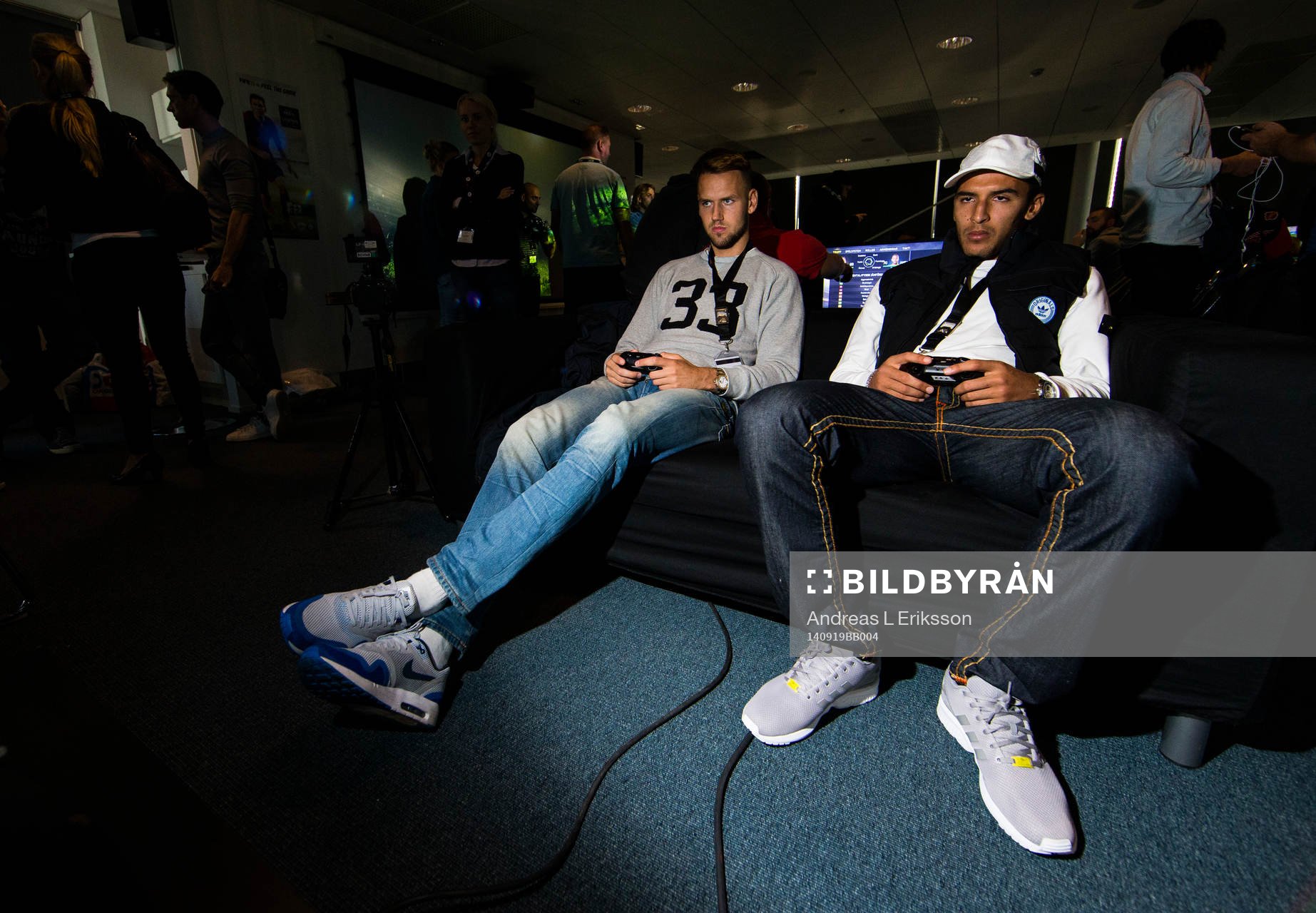 AIK:s Alexander Milosevic och Nabil Bahoui testspelar FIFA15 under pressträffen för E-Svenskan den 19 april 2014 i Stockholm. 