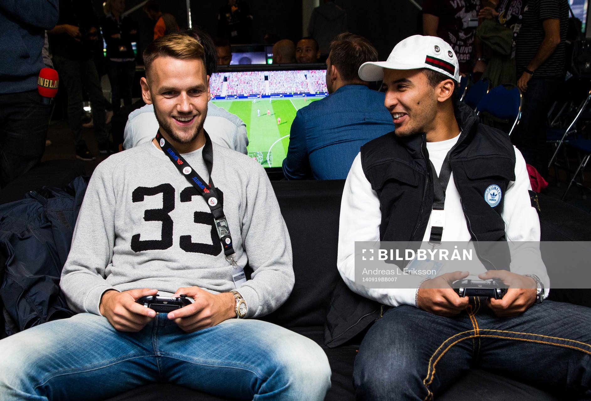 AIK:s Alexander Milosevic och Nabil Bahoui testspelar FIFA15 under pressträffen för E-Svenskan den 19 april 2014 i Stockholm. 