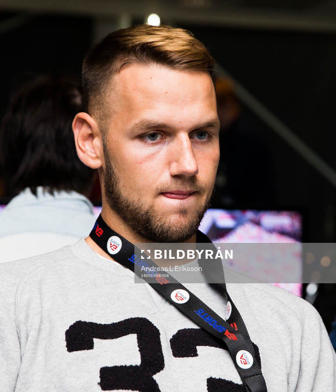 AIK:s Alexander Milosevic testspelar FIFA15 under pressträffen för E-Svenskan den 19 april 2014 i Stockholm. 