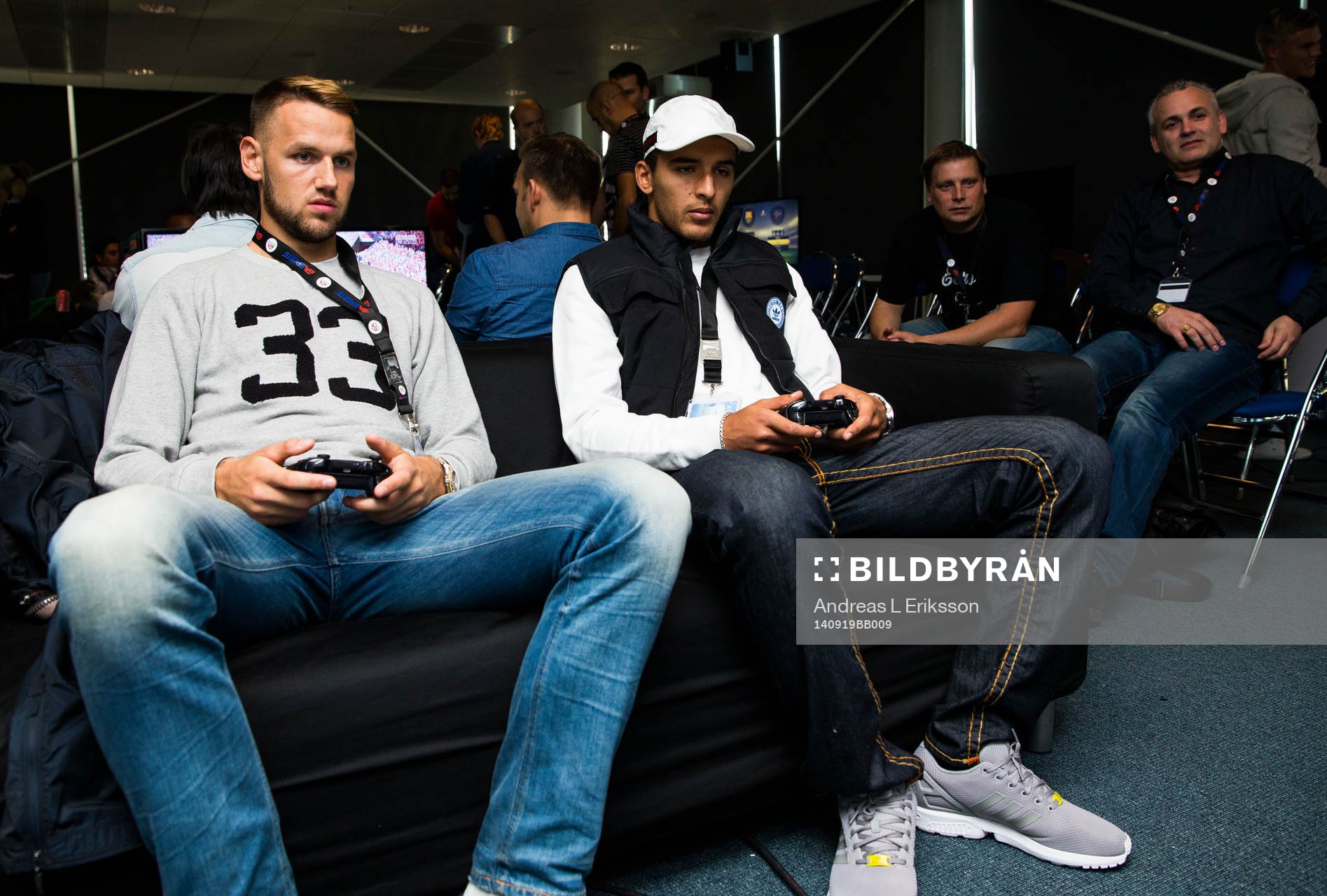 AIK:s Alexander Milosevic och Nabil Bahoui testspelar FIFA15 under pressträffen för E-Svenskan den 19 april 2014 i Stockholm. 