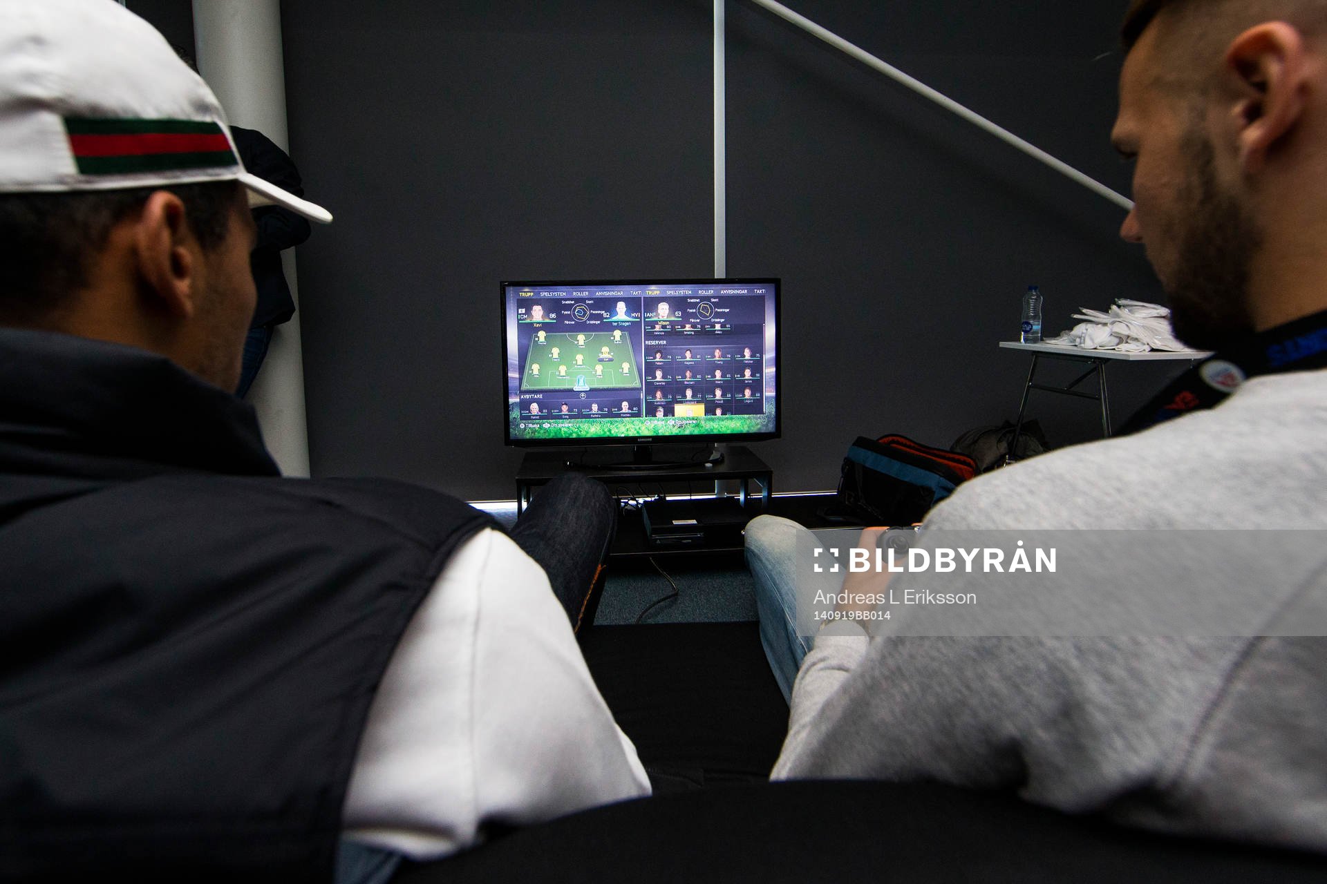 AIK:s Alexander Milosevic och Nabil Bahoui testspelar FIFA15 under pressträffen för E-Svenskan den 19 april 2014 i Stockholm. 