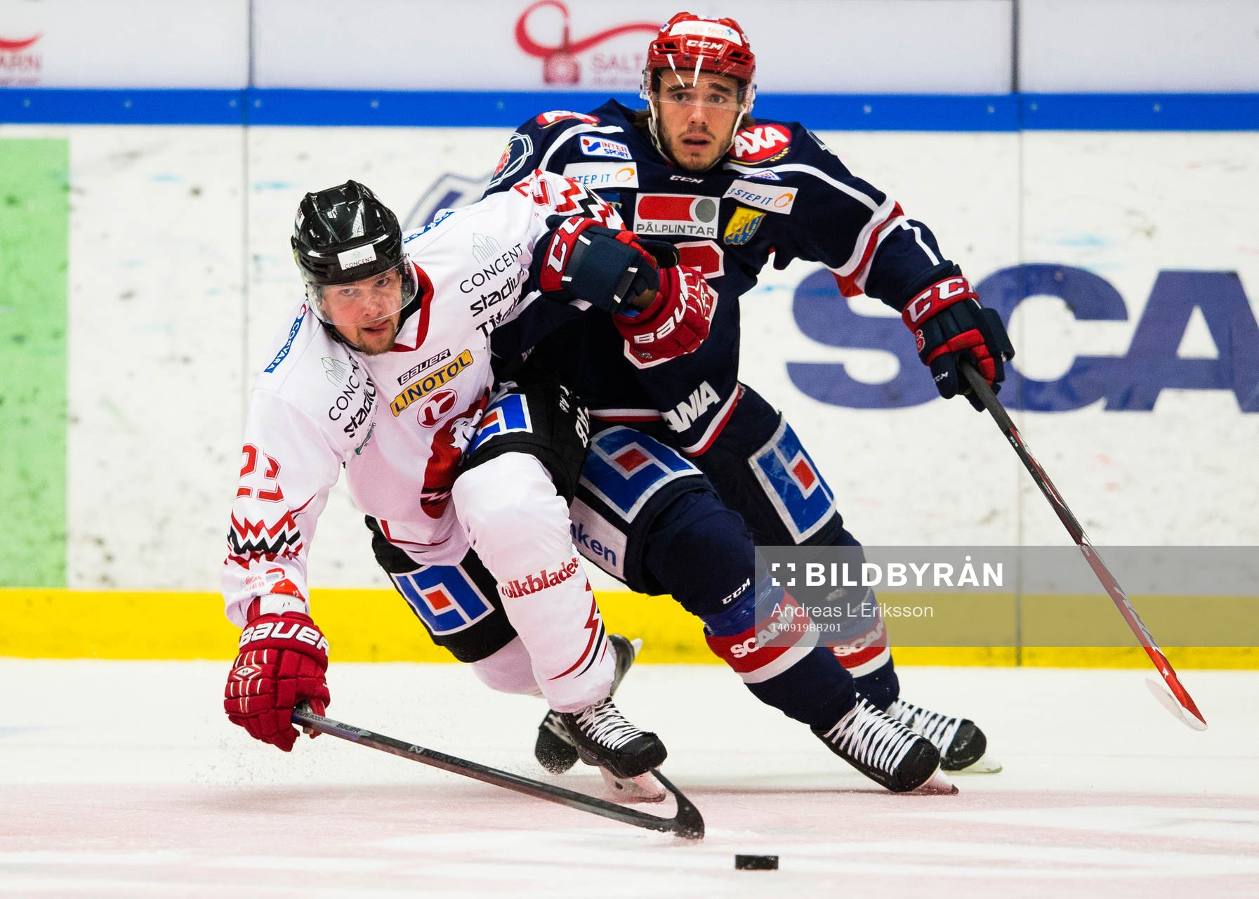Vita Hästens Viktor Amnér i kamp om pucken med