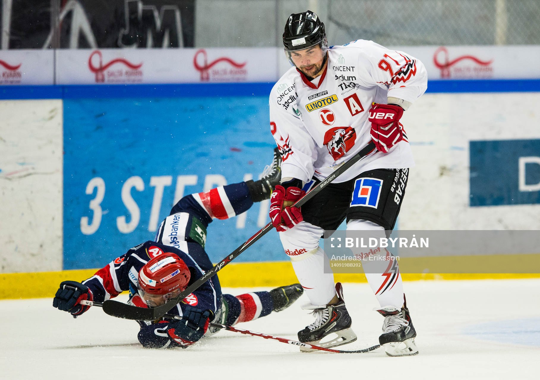 Södertäljes Mattias Beck omkull brevid Vita Hästens