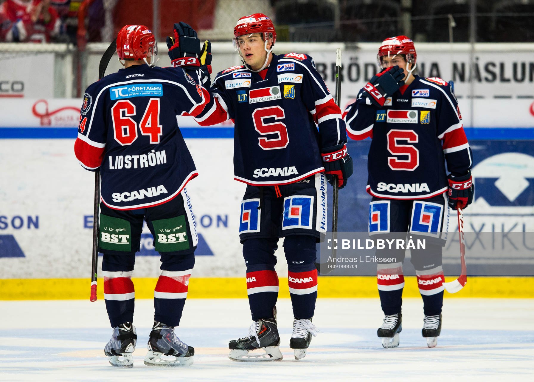 Södertäljes David Lidström gratuleras av Robin Press