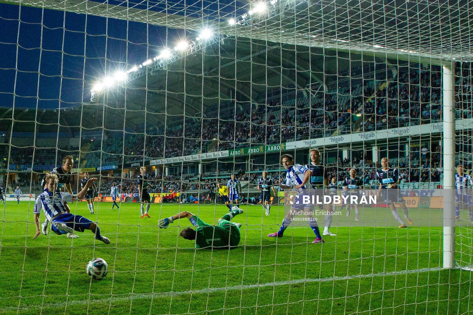 IFK Göteborgs Lasse Vibe skjuter in 3-0 bakom Gefles