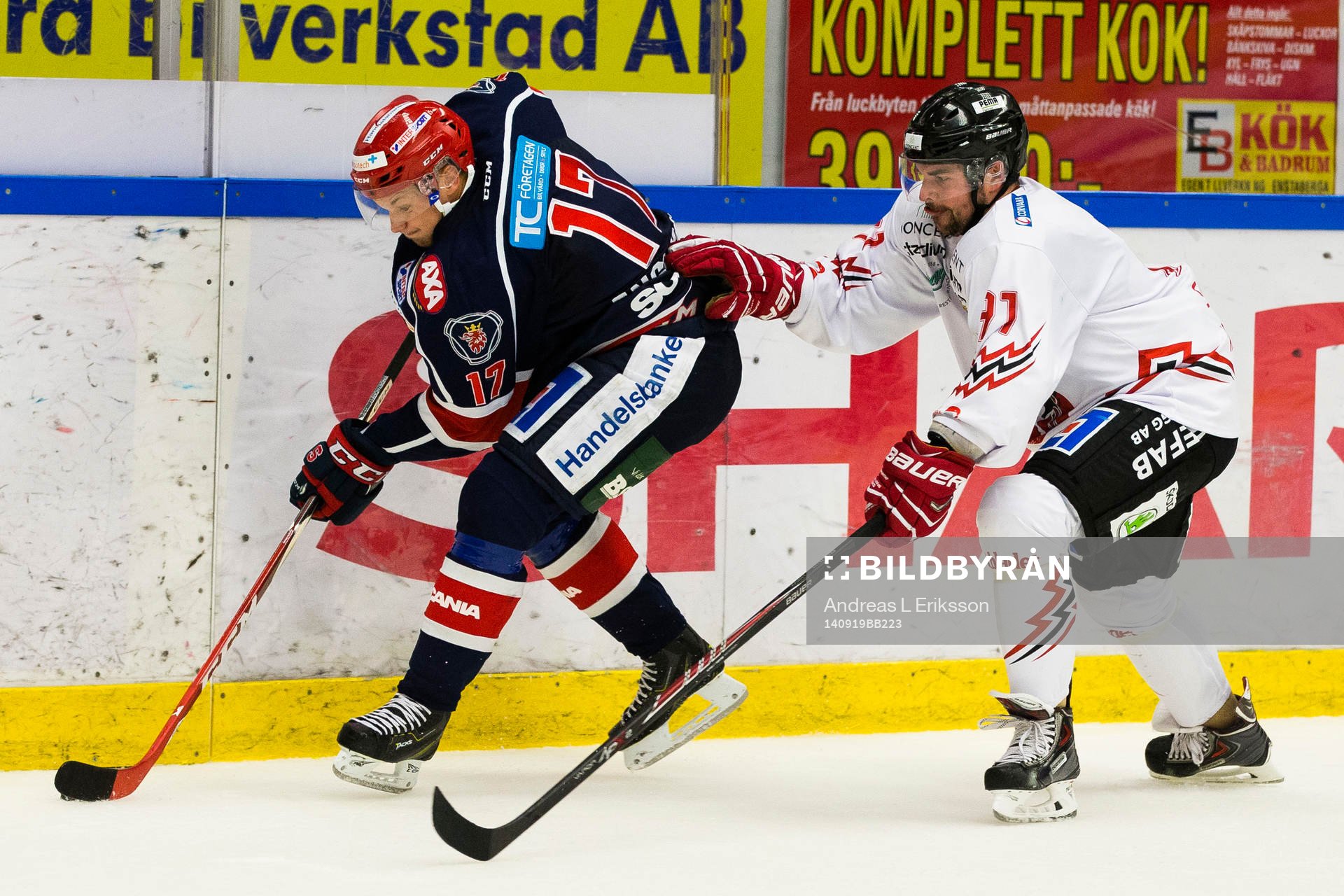 Södertäljes Jonas Engström med pucken jagad av Vita