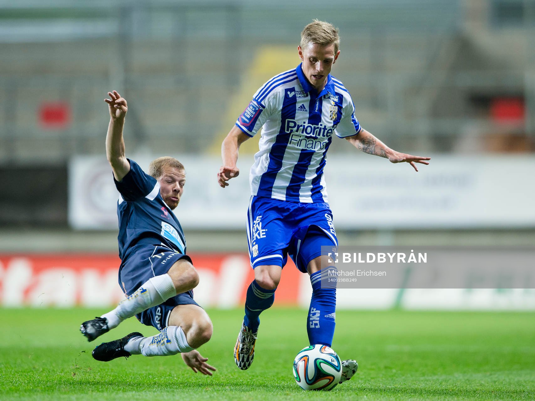 Gefles Jonas Lantto glidtacklar IFK Göteborgs Sören Rieks
