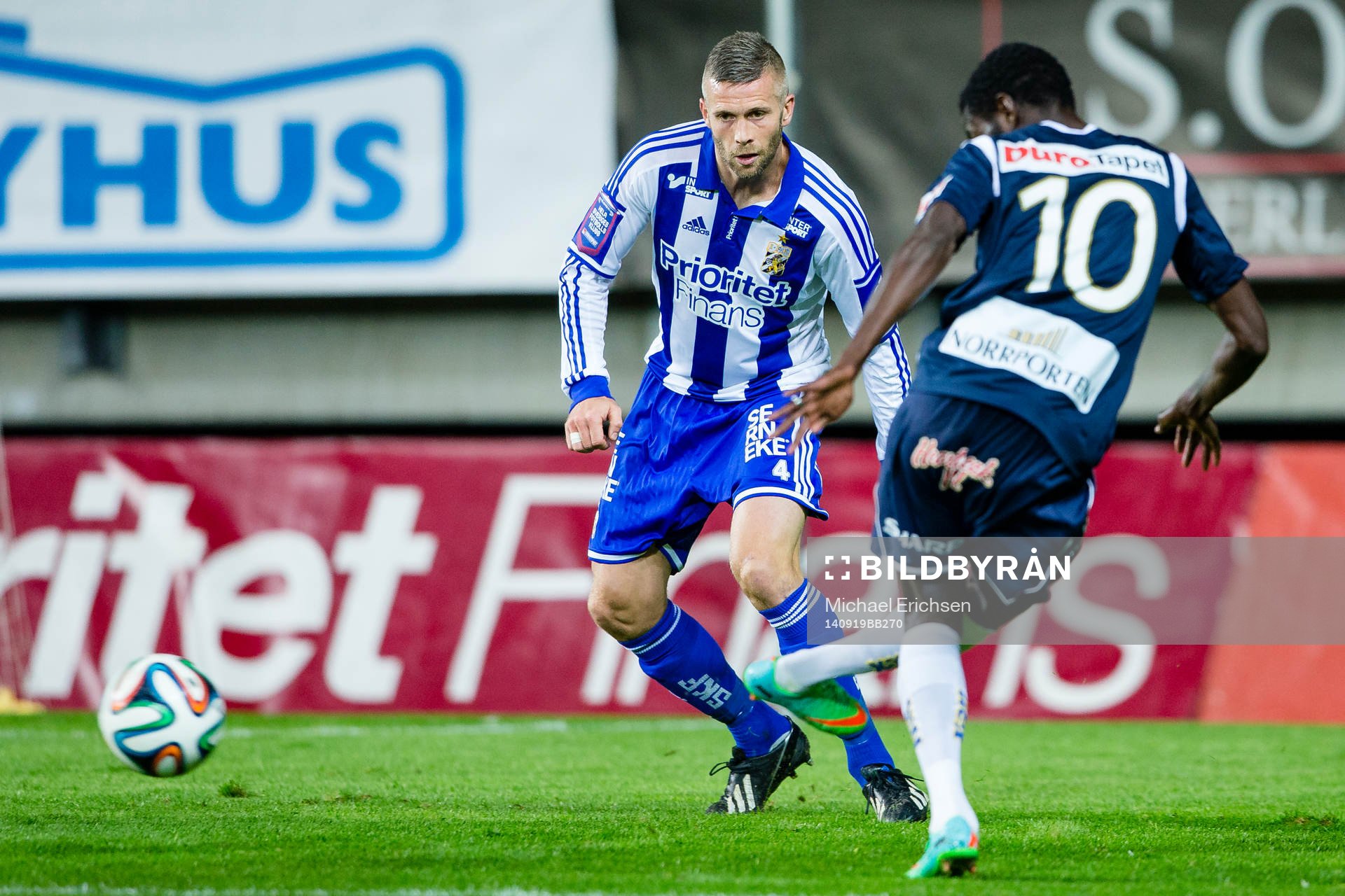 IFK Göteborgs Kjetil Waehler mot Gefles Dioh Williams under fotbollsmatchen i Allsvenskan mellan IFK Göteborg - Gefle den 19 september 2014 i Göteborg.