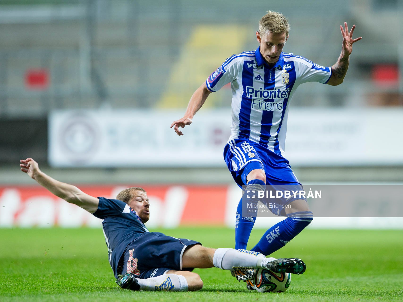 Gefles Jonas Lantto glidtacklar IFK Göteborgs Sören Rieks