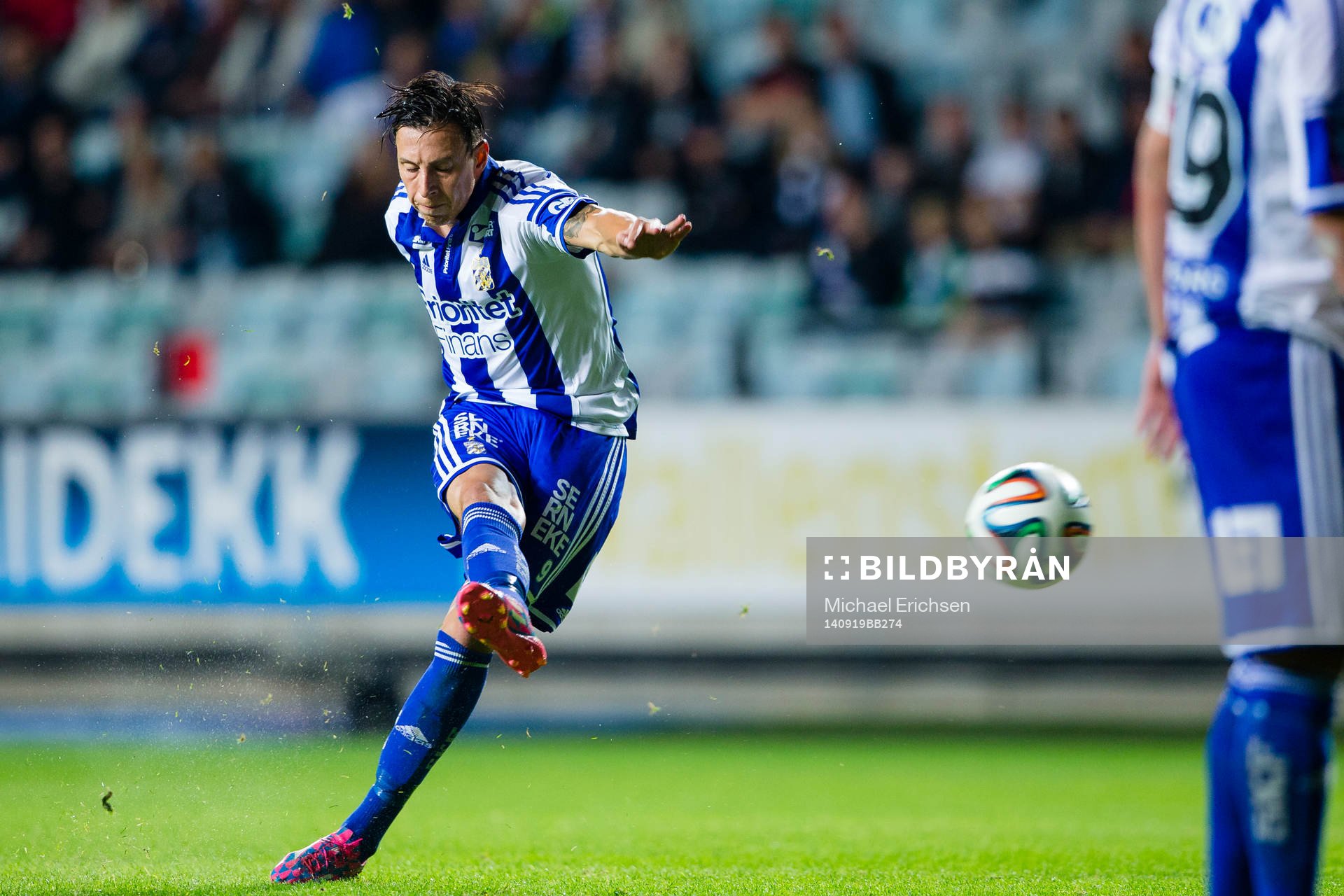 IFK Göteborgs Martin Smedberg-Dalence skjuter en frispark