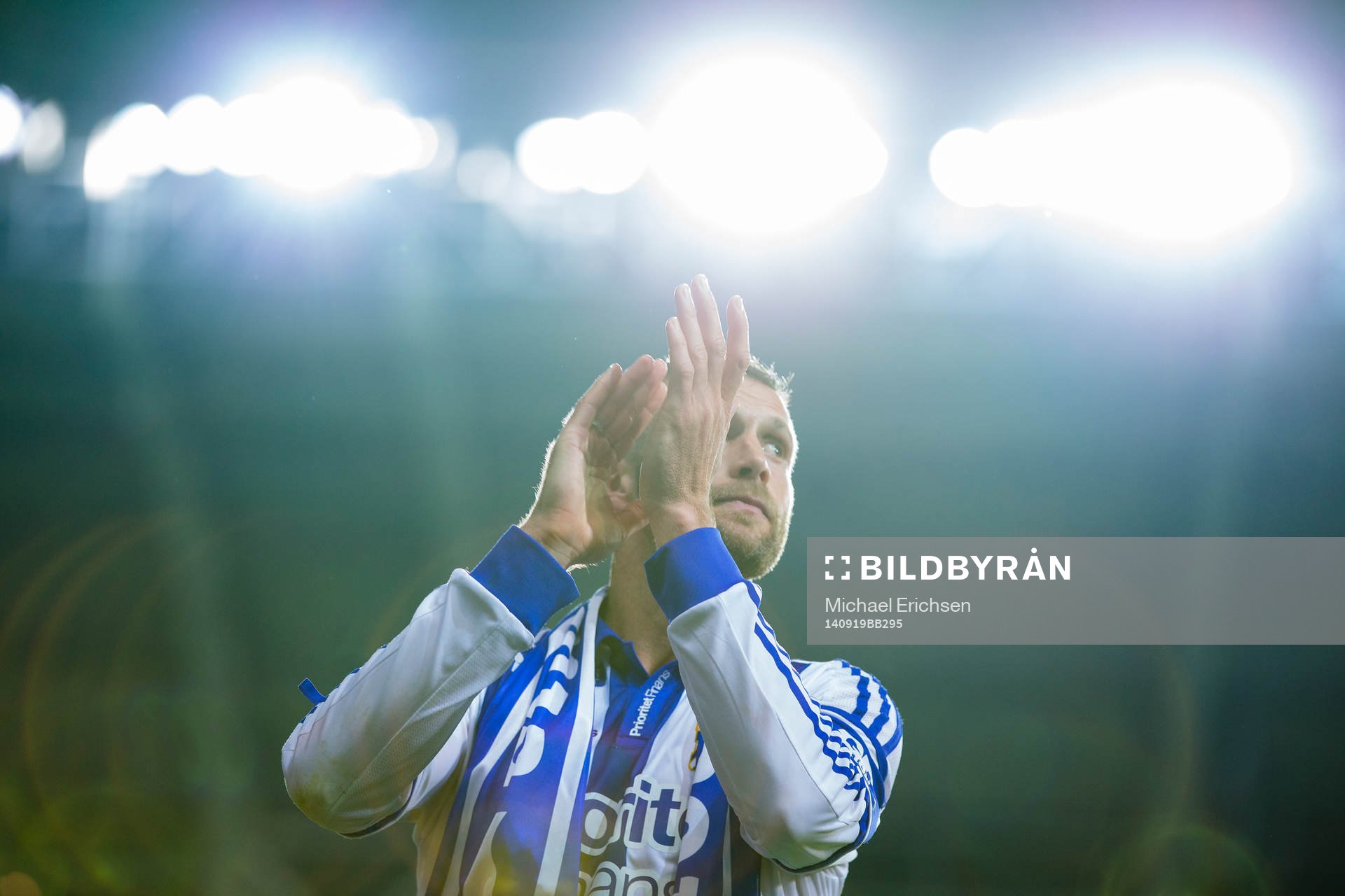 IFK Göteborgs Kjetil Waehler hyllas av klacksektionen levande sittplats efter fotbollsmatchen i Allsvenskan mellan IFK Göteborg - Gefle den 19 september 2014 i Göteborg.