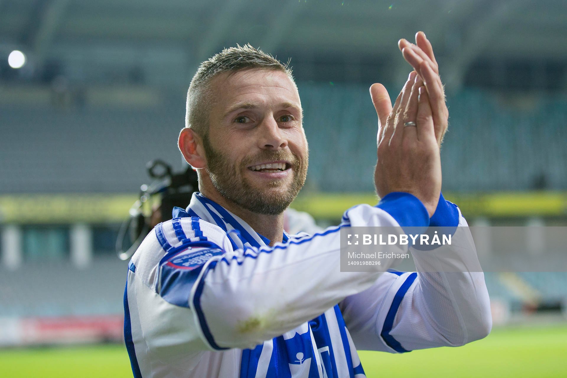 IFK Göteborgs Kjetil Waehler hyllas av klacksektionen levande sittplats efter fotbollsmatchen i Allsvenskan mellan IFK Göteborg - Gefle den 19 september 2014 i Göteborg.