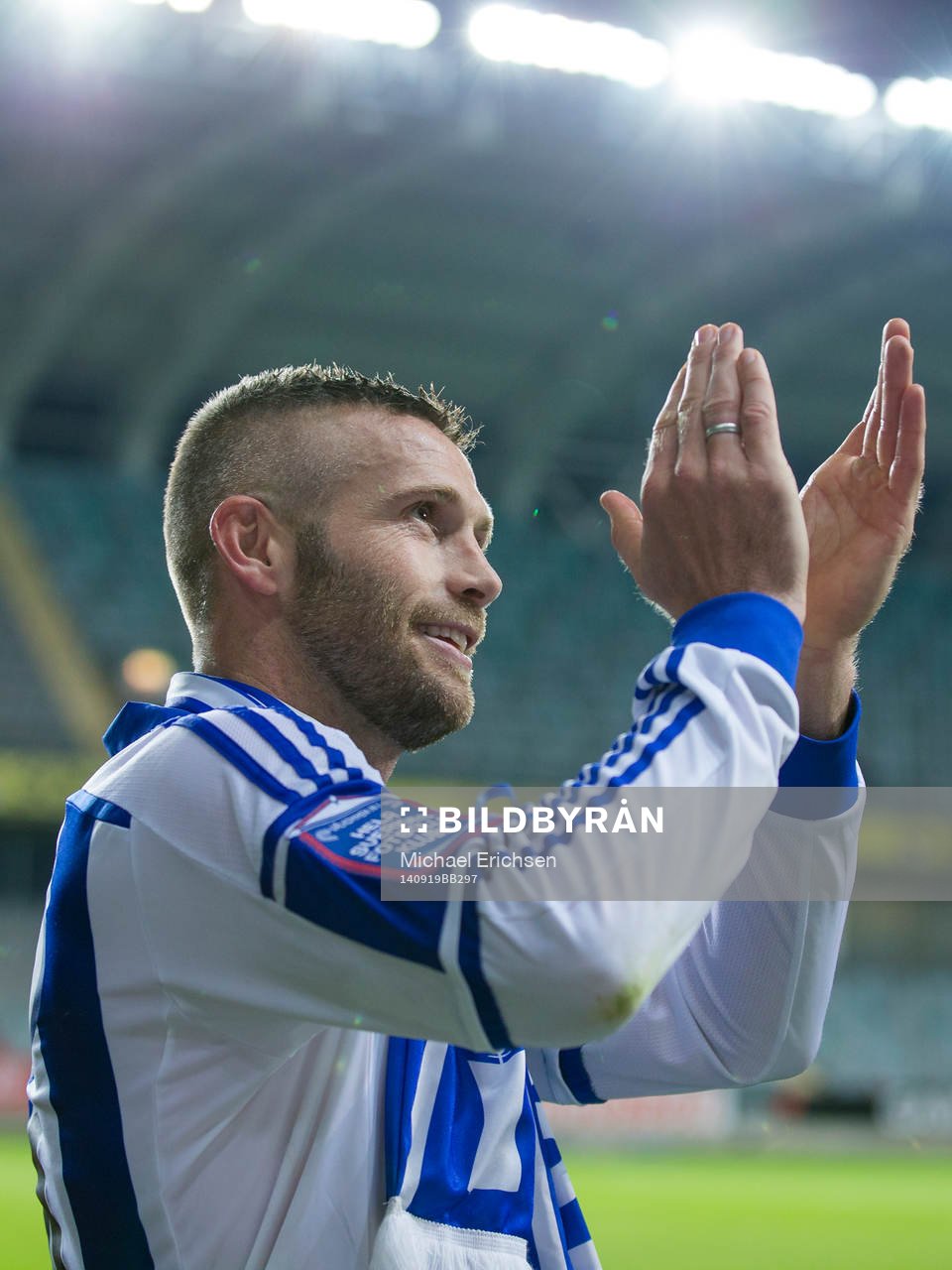 IFK Göteborgs Kjetil Waehler hyllas av klacksektionen levande sittplats efter fotbollsmatchen i Allsvenskan mellan IFK Göteborg - Gefle den 19 september 2014 i Göteborg.