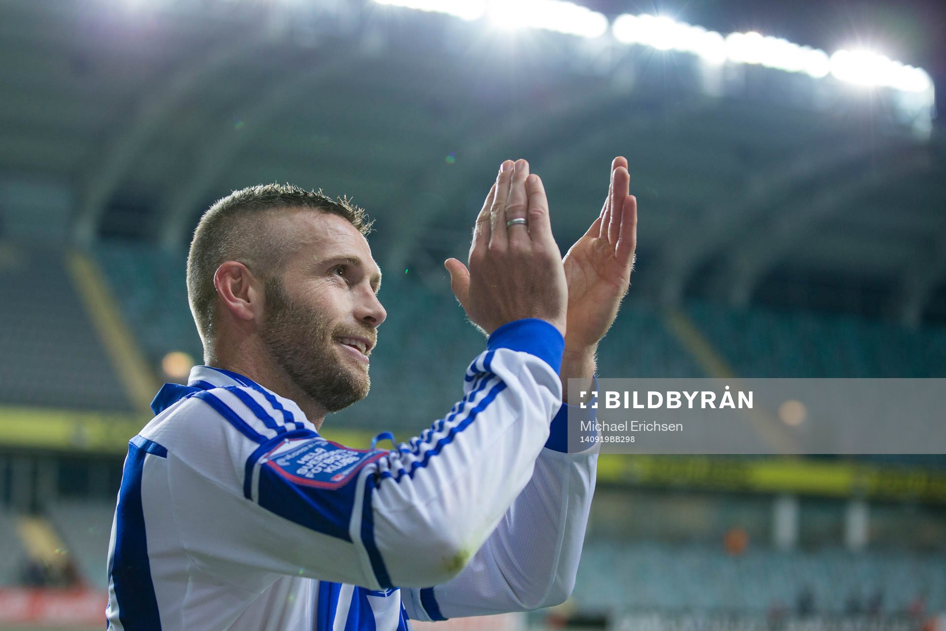IFK Göteborgs Kjetil Waehler hyllas av klacksektionen levande sittplats efter fotbollsmatchen i Allsvenskan mellan IFK Göteborg - Gefle den 19 september 2014 i Göteborg.